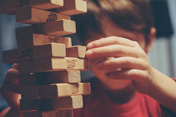 小孩子堆积木